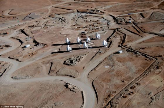 位于智利的阿塔卡马大型毫米波阵ALMA望远镜（图片来源：ALMA）